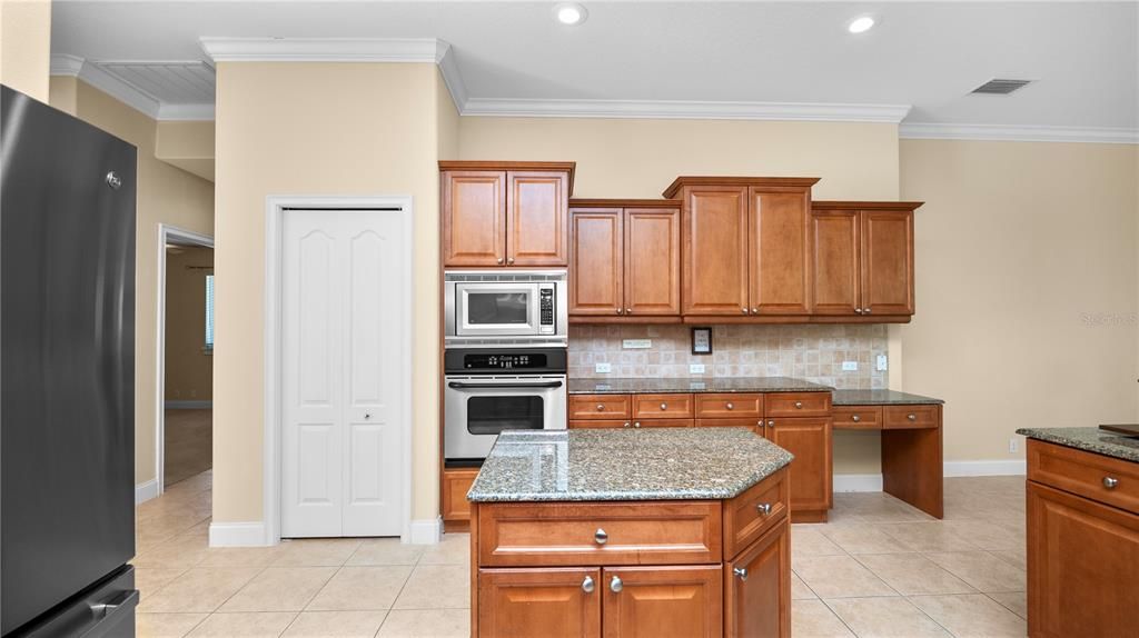 待售: $685,000 (4 贝兹, 3 浴室, 2705 平方英尺)