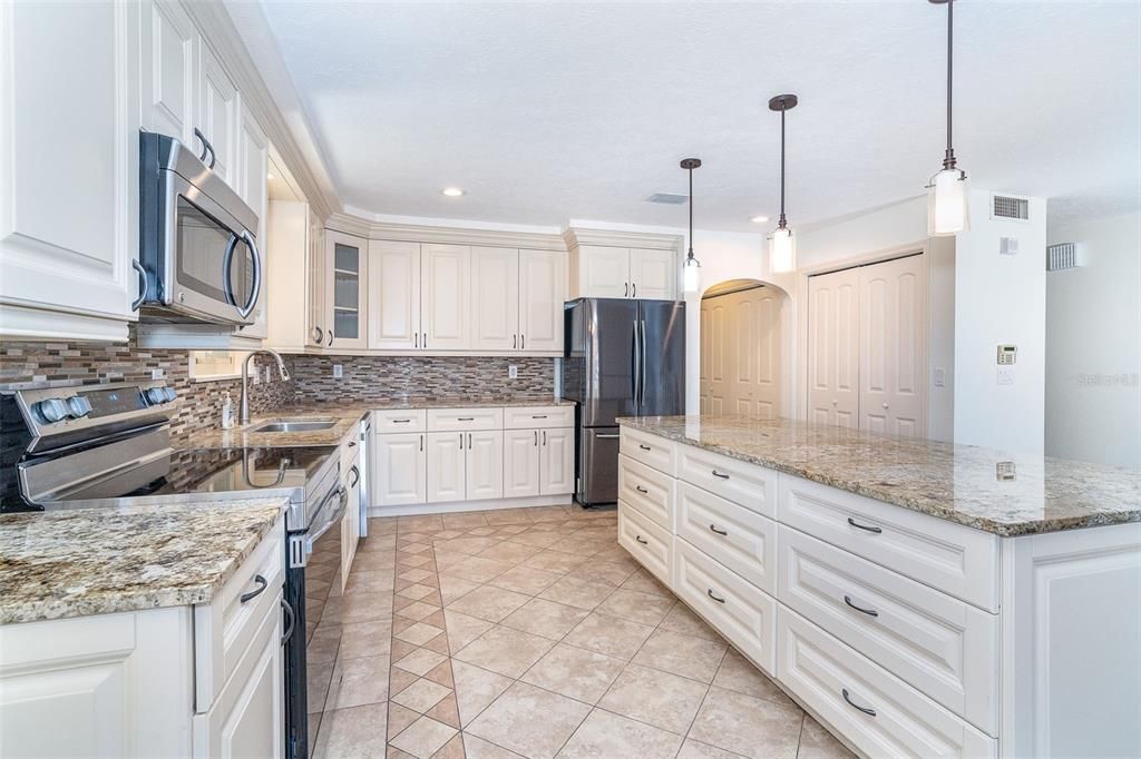 На продажу: $1,500,000 (6 спален, 4 ванн, 4792 Квадратных фут)