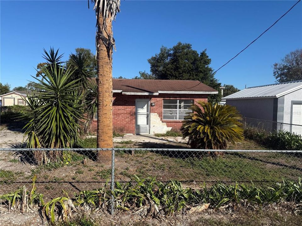 Active With Contract: $145,000 (2 beds, 1 baths, 624 Square Feet)