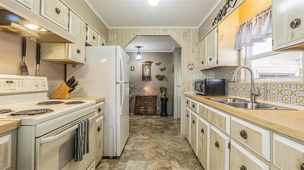 На продажу: $144,000 (2 спален, 2 ванн, 1128 Квадратных фут)