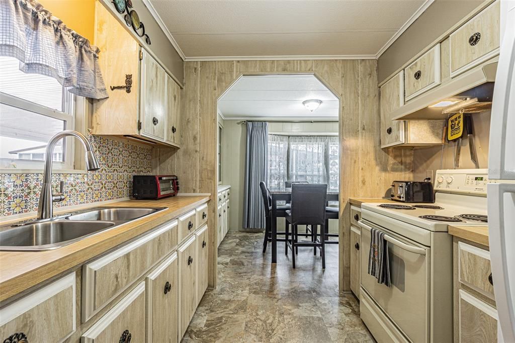 На продажу: $144,000 (2 спален, 2 ванн, 1128 Квадратных фут)