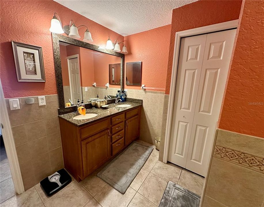 На продажу: $599,999 (4 спален, 2 ванн, 2234 Квадратных фут)