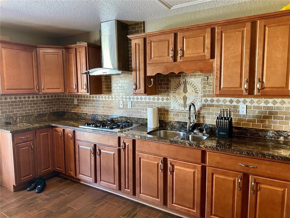 На продажу: $599,999 (4 спален, 2 ванн, 2234 Квадратных фут)