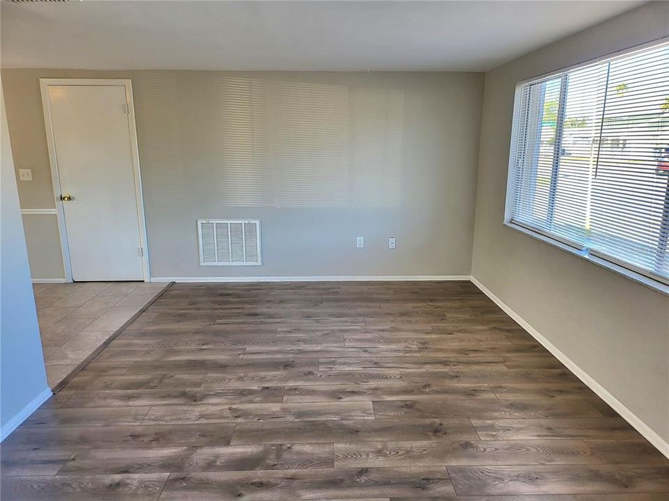 出租: $1,550 (2 贝兹, 1 浴室, 1064 平方英尺)