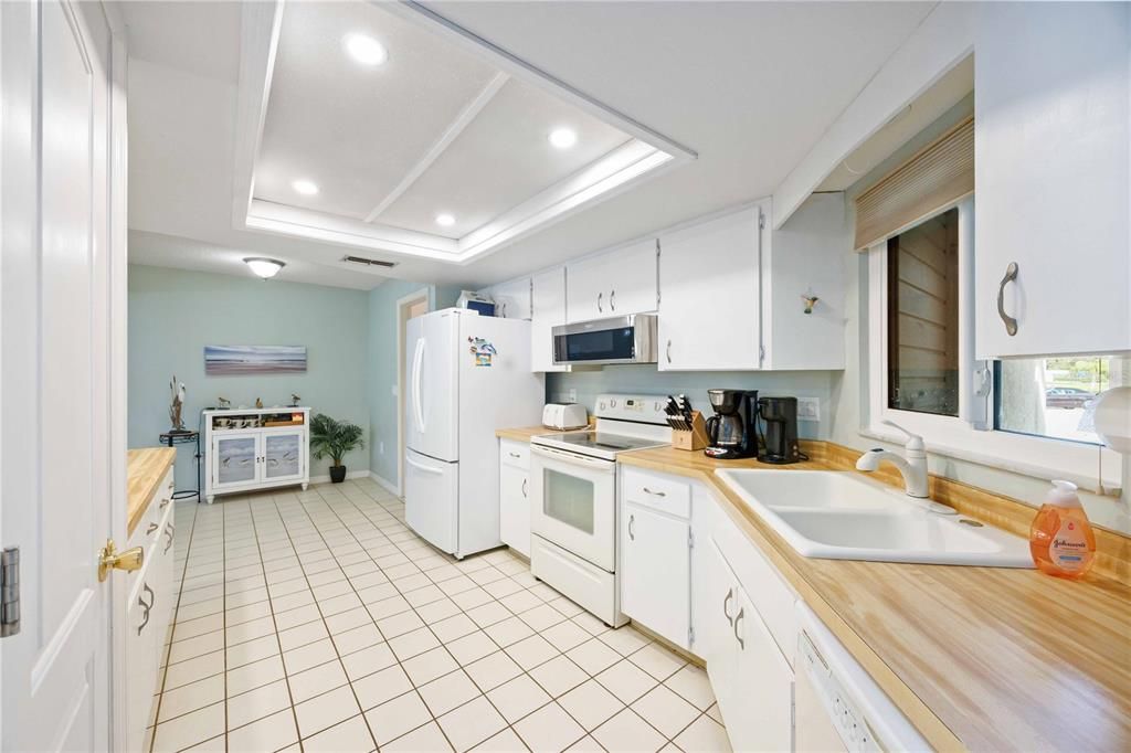 На продажу: $309,900 (2 спален, 2 ванн, 1333 Квадратных фут)