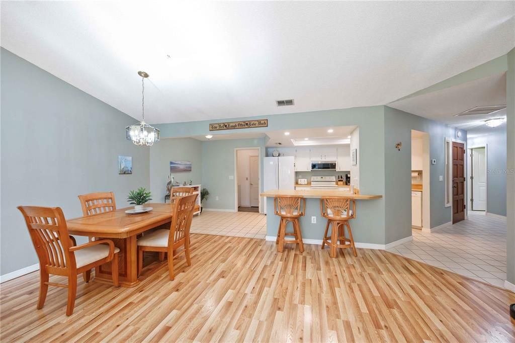 На продажу: $309,900 (2 спален, 2 ванн, 1333 Квадратных фут)