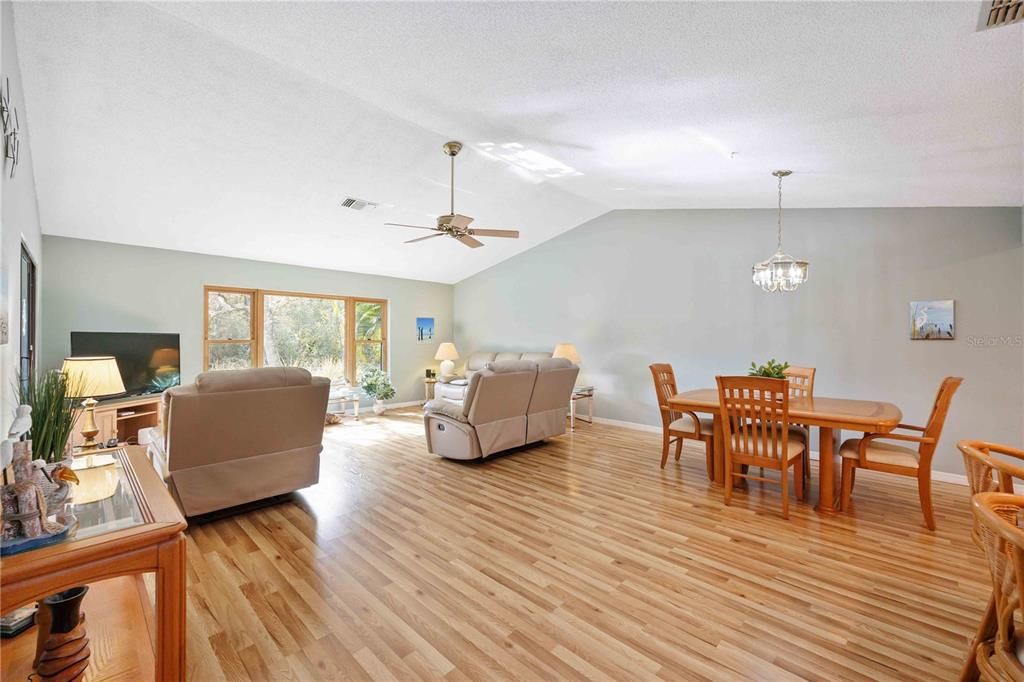 На продажу: $309,900 (2 спален, 2 ванн, 1333 Квадратных фут)