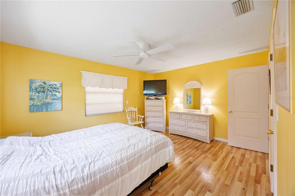 На продажу: $309,900 (2 спален, 2 ванн, 1333 Квадратных фут)