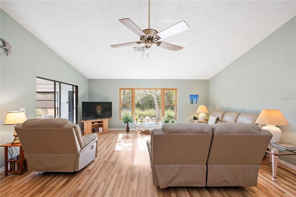 На продажу: $309,900 (2 спален, 2 ванн, 1333 Квадратных фут)