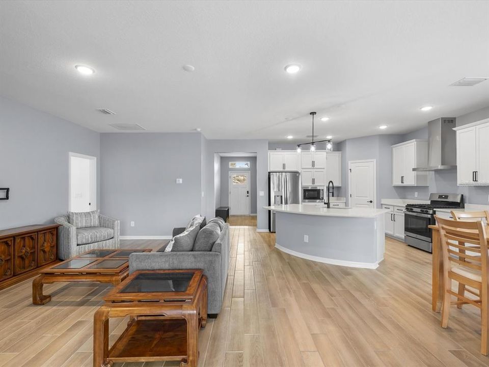 На продажу: $340,000 (2 спален, 2 ванн, 1700 Квадратных фут)