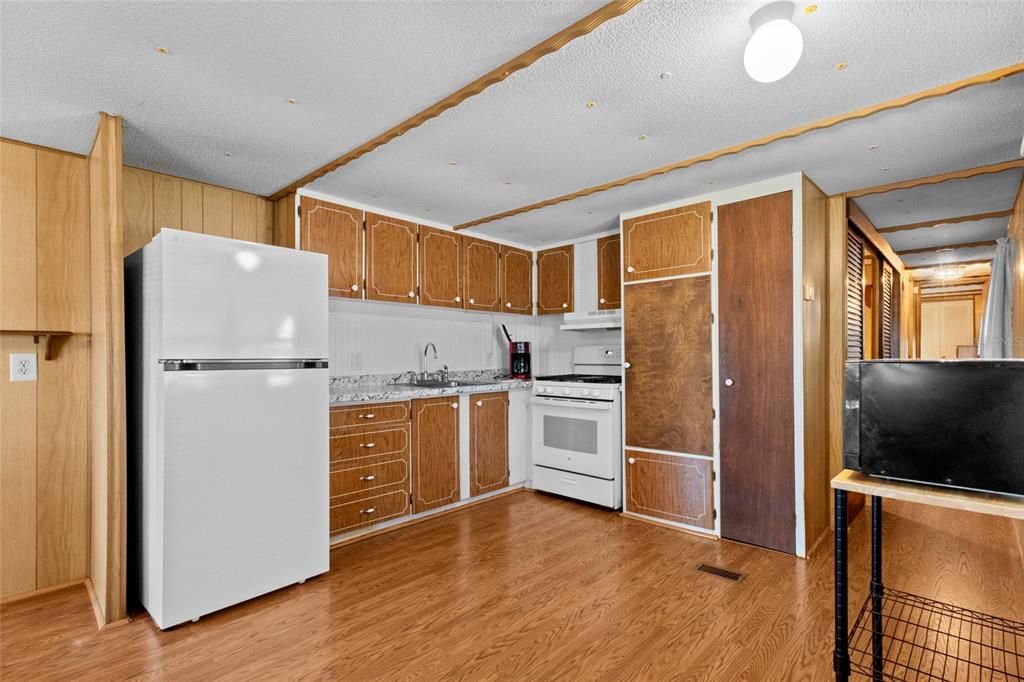 待售: $78,900 (2 贝兹, 1 浴室, 672 平方英尺)