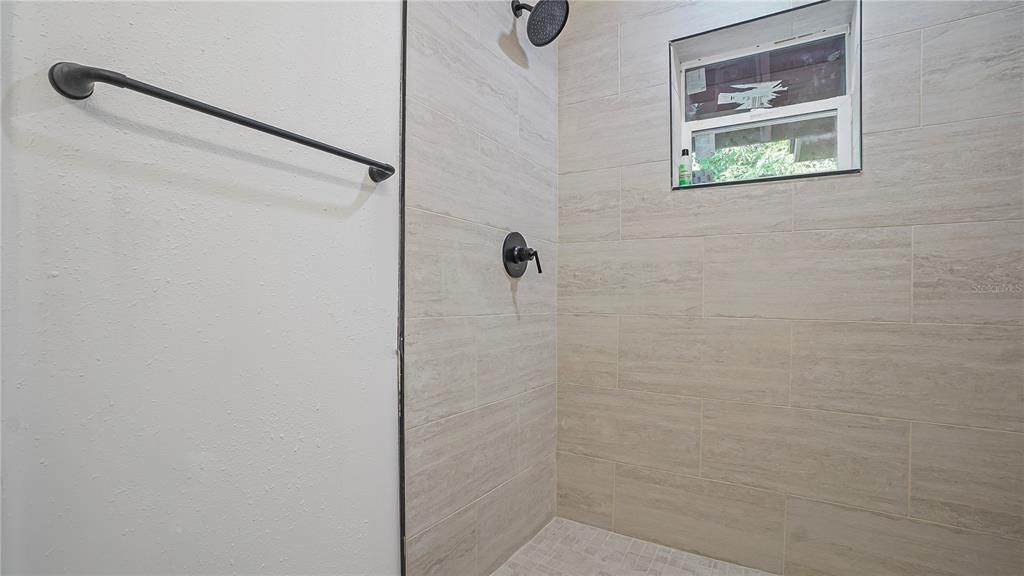 出租: $1,200 (3 贝兹, 2 浴室, 650 平方英尺)