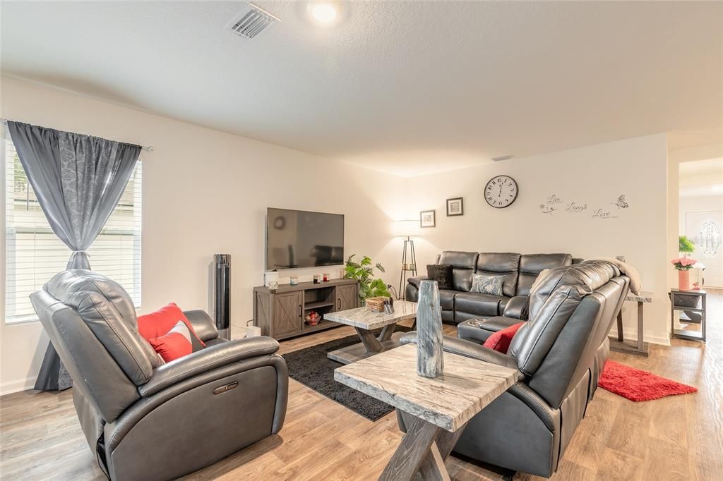 En Venta: $309,900 (3 camas, 2 baños, 1715 Pies cuadrados)