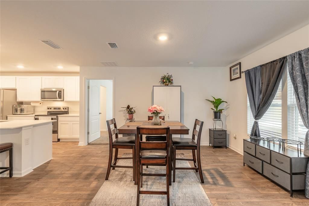 En Venta: $309,900 (3 camas, 2 baños, 1715 Pies cuadrados)