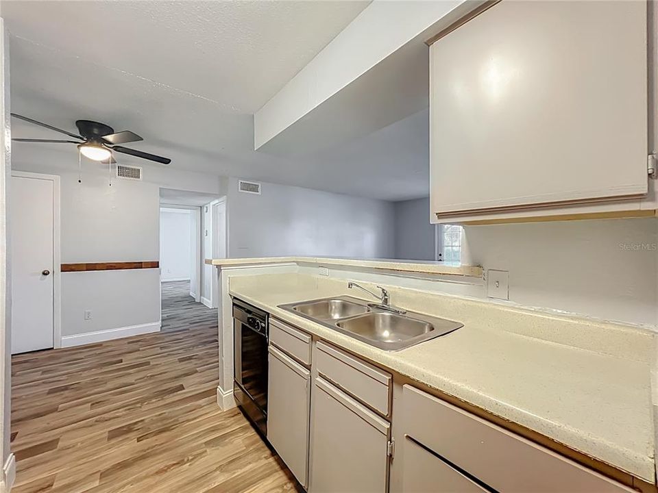 На продажу: $139,000 (2 спален, 1 ванн, 810 Квадратных фут)