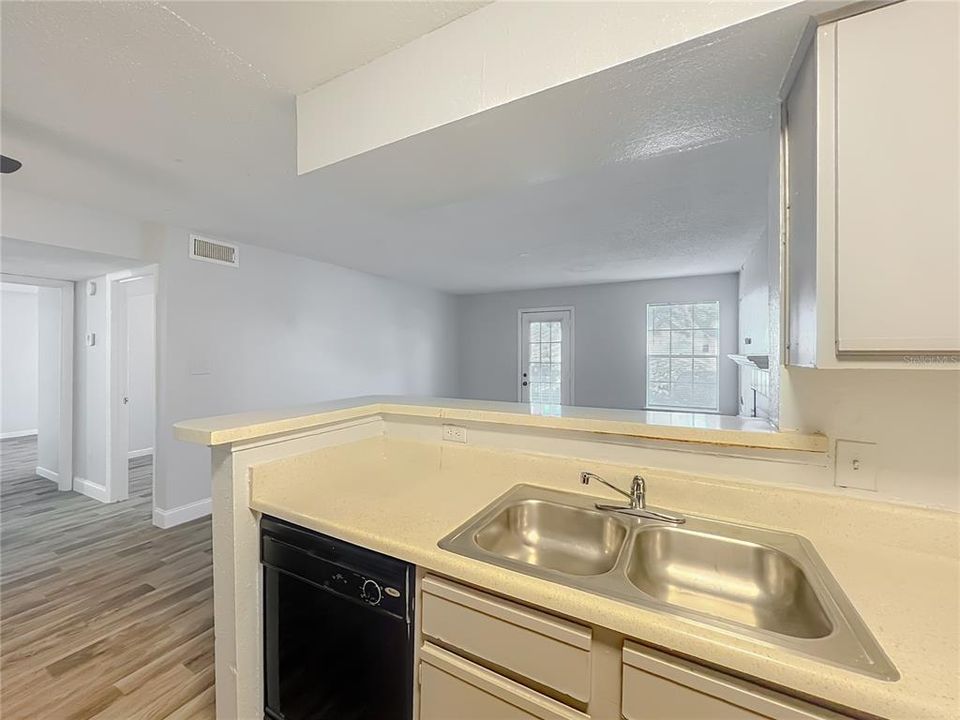 На продажу: $139,000 (2 спален, 1 ванн, 810 Квадратных фут)