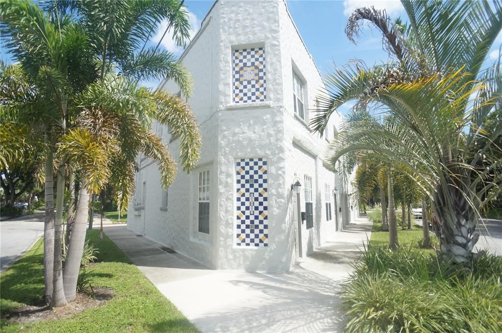 For Rent: $1,995 (1 beds, 1 baths, 740 Square Feet)