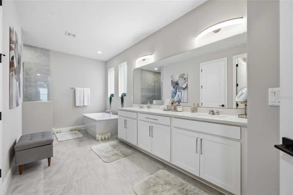 На продажу: $900,000 (7 спален, 4 ванн, 4720 Квадратных фут)