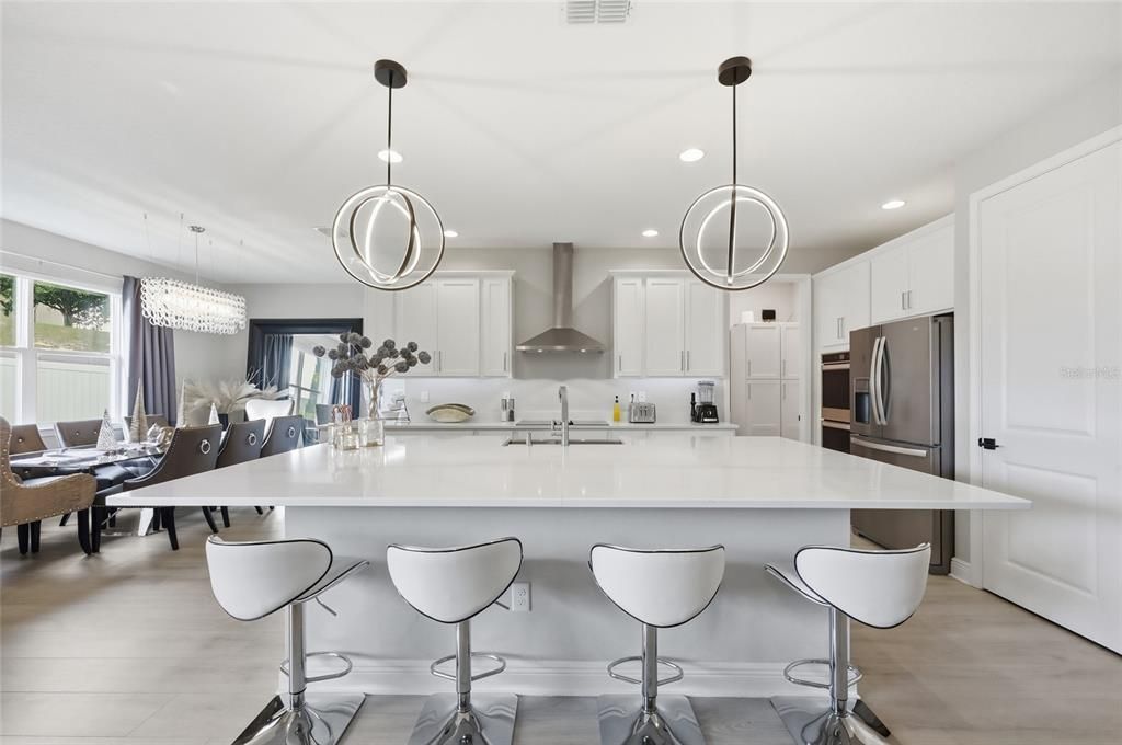 На продажу: $900,000 (7 спален, 4 ванн, 4720 Квадратных фут)