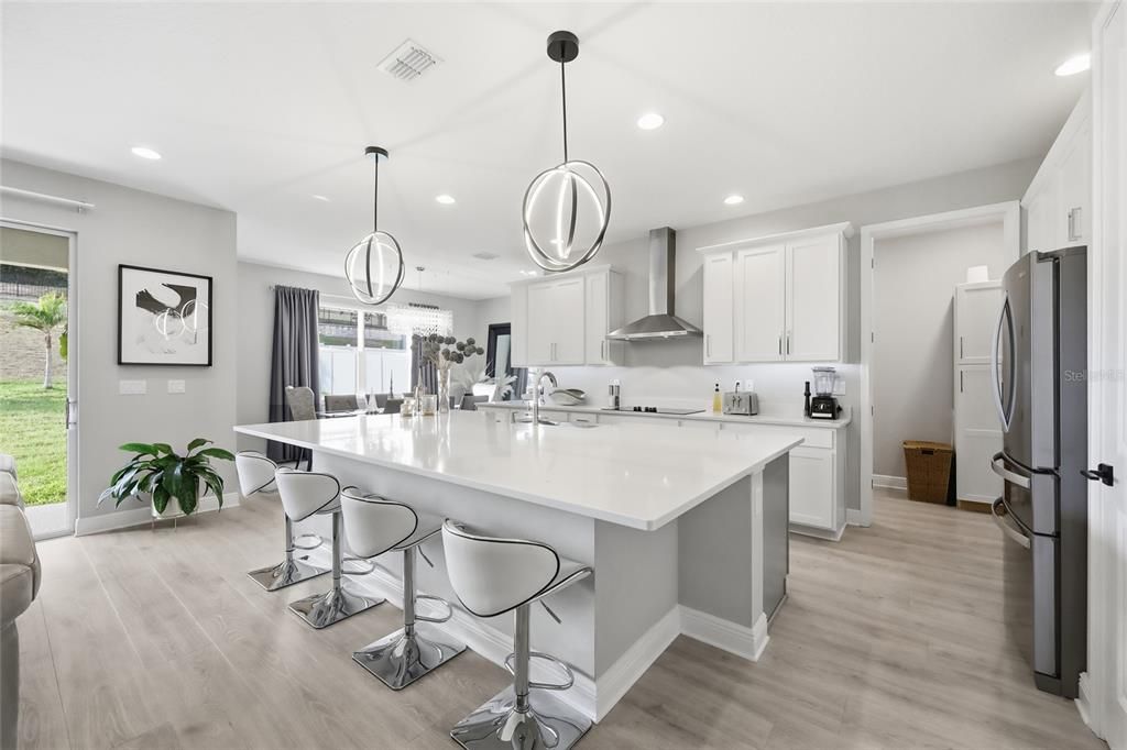 На продажу: $900,000 (7 спален, 4 ванн, 4720 Квадратных фут)