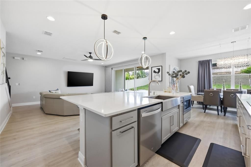 На продажу: $900,000 (7 спален, 4 ванн, 4720 Квадратных фут)