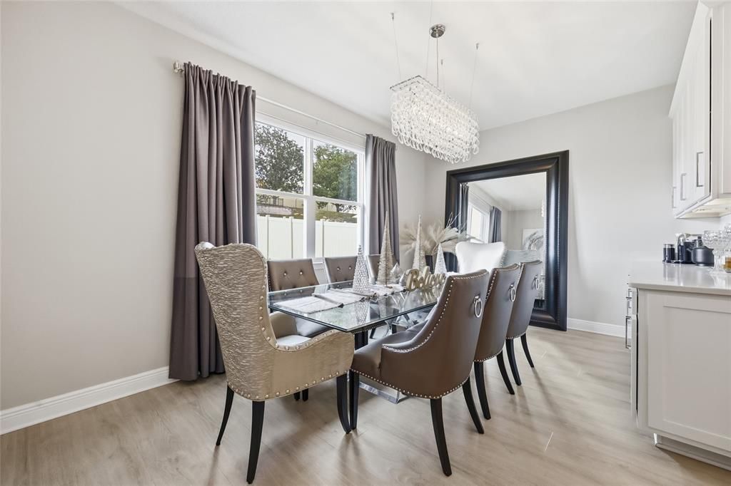 На продажу: $900,000 (7 спален, 4 ванн, 4720 Квадратных фут)