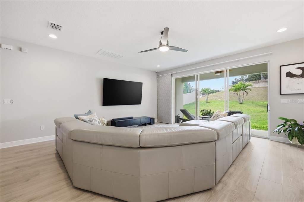 На продажу: $900,000 (7 спален, 4 ванн, 4720 Квадратных фут)