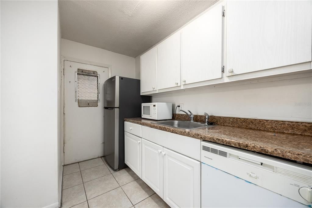 待售: $118,000 (2 贝兹, 1 浴室, 755 平方英尺)