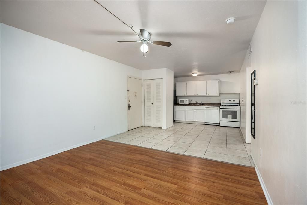 待售: $118,000 (2 贝兹, 1 浴室, 755 平方英尺)