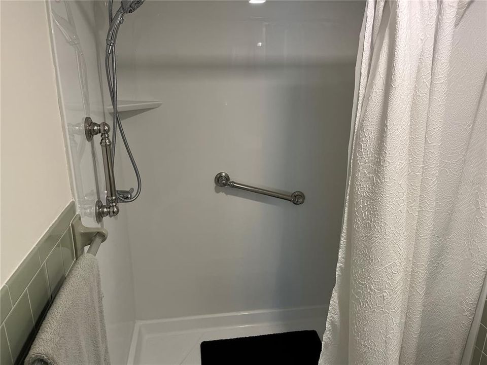 待售: $128,500 (1 贝兹, 1 浴室, 825 平方英尺)