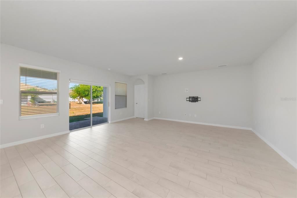 For Sale: $435,000 (4 beds, 3 baths, 2032 Square Feet)