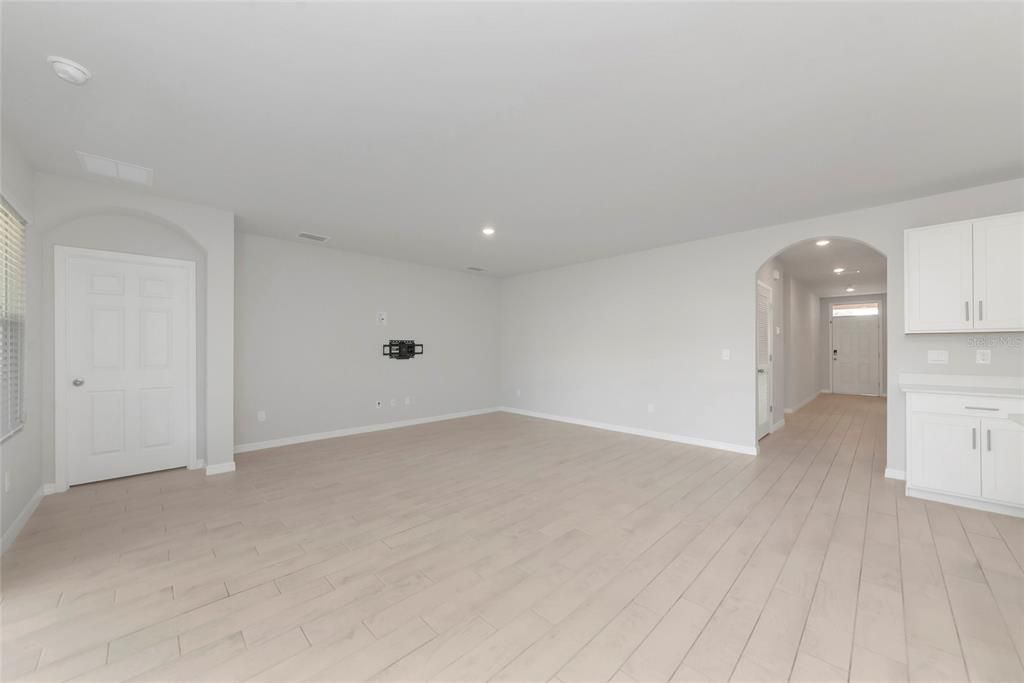 For Sale: $435,000 (4 beds, 3 baths, 2032 Square Feet)