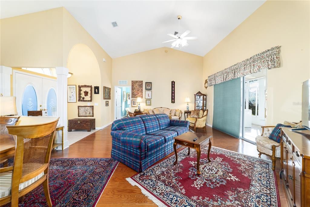 待售: $265,000 (3 贝兹, 2 浴室, 1837 平方英尺)