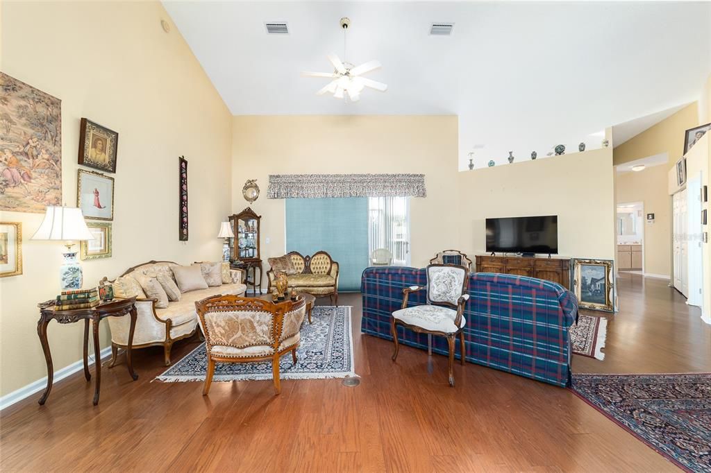 待售: $265,000 (3 贝兹, 2 浴室, 1837 平方英尺)