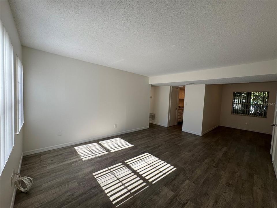 出租: $1,595 (2 贝兹, 1 浴室, 955 平方英尺)