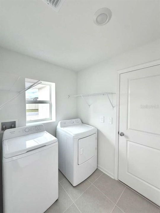 В аренду: $1,700 (3 спален, 2 ванн, 1429 Квадратных фут)