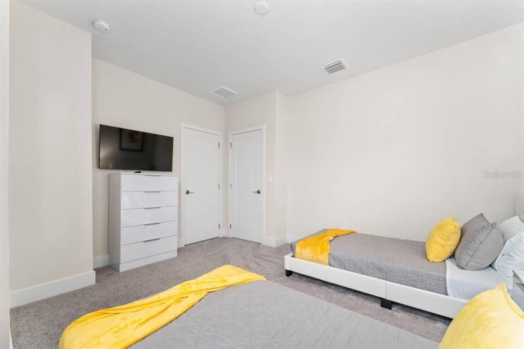 For Sale: $440,000 (3 beds, 3 baths, 1852 Square Feet)