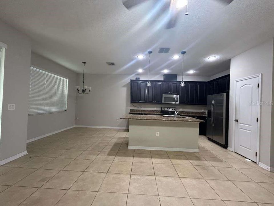 En Renta: $2,450 (4 camas, 3 baños, 1750 Pies cuadrados)