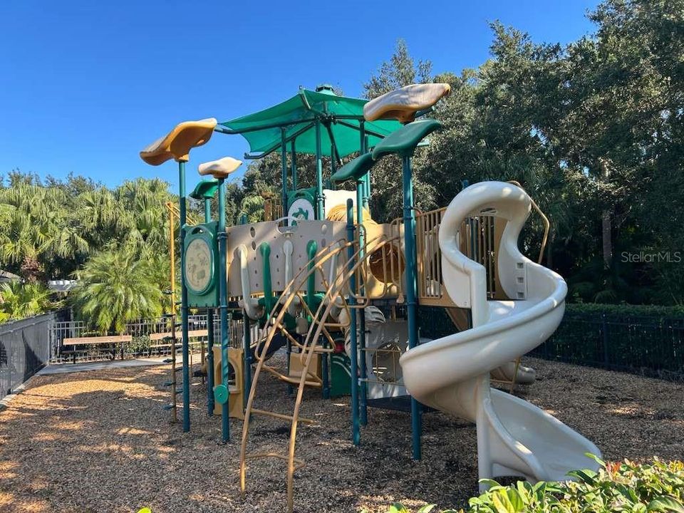 En Renta: $2,450 (4 camas, 3 baños, 1750 Pies cuadrados)