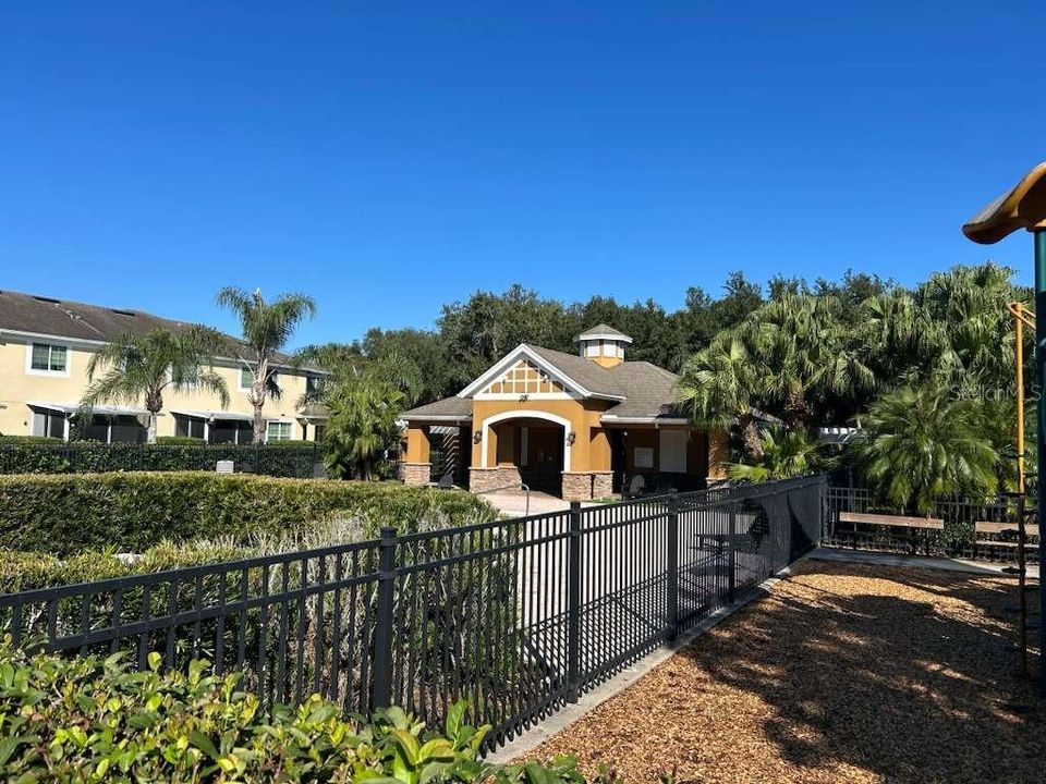 En Renta: $2,450 (4 camas, 3 baños, 1750 Pies cuadrados)