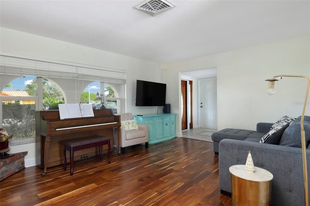 En Venta: $975,000 (3 camas, 2 baños, 1656 Pies cuadrados)