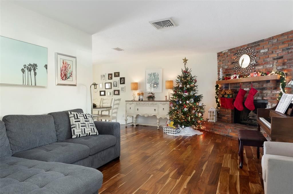 En Venta: $975,000 (3 camas, 2 baños, 1656 Pies cuadrados)