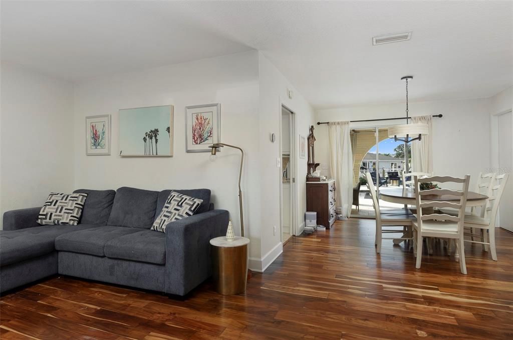 En Venta: $975,000 (3 camas, 2 baños, 1656 Pies cuadrados)