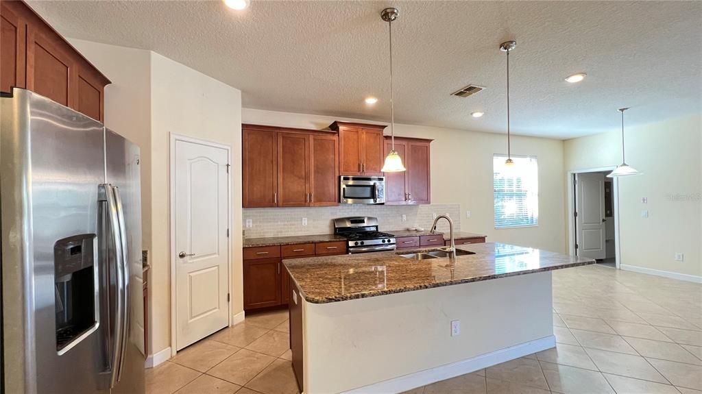 На продажу: $558,000 (5 спален, 3 ванн, 2322 Квадратных фут)