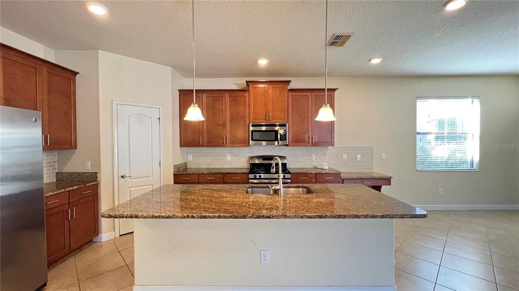 На продажу: $558,000 (5 спален, 3 ванн, 2322 Квадратных фут)