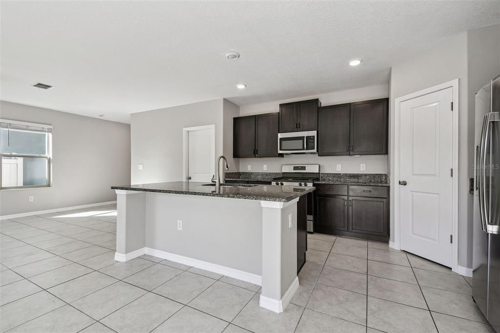 На продажу: $339,900 (4 спален, 2 ванн, 1914 Квадратных фут)