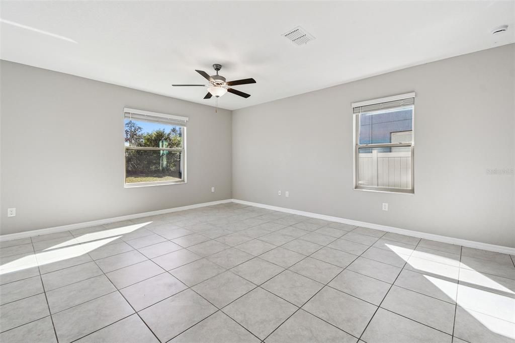 На продажу: $339,900 (4 спален, 2 ванн, 1914 Квадратных фут)