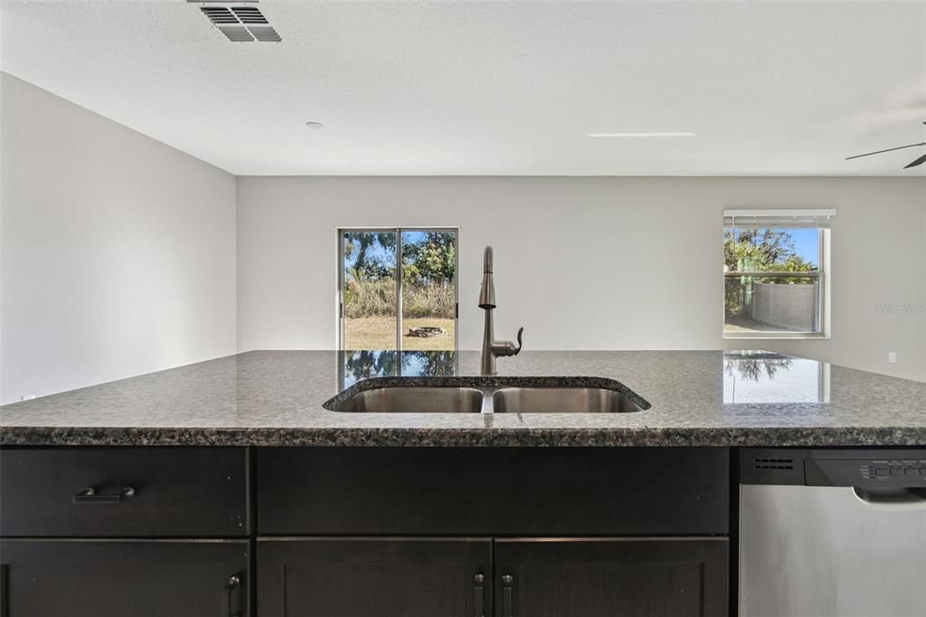 На продажу: $339,900 (4 спален, 2 ванн, 1914 Квадратных фут)