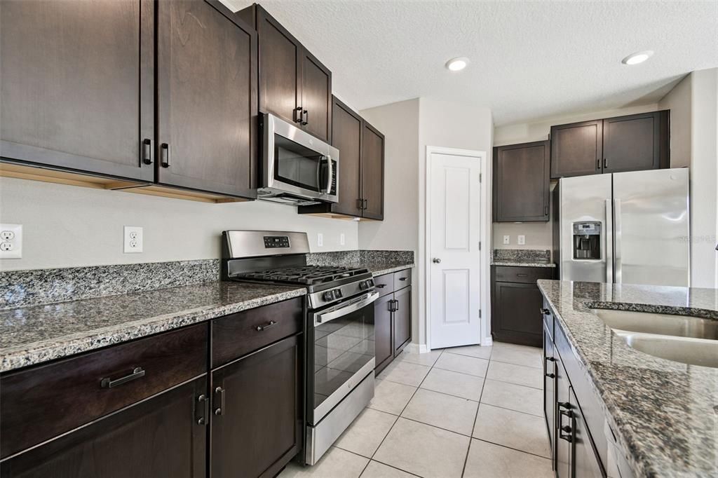 На продажу: $339,900 (4 спален, 2 ванн, 1914 Квадратных фут)