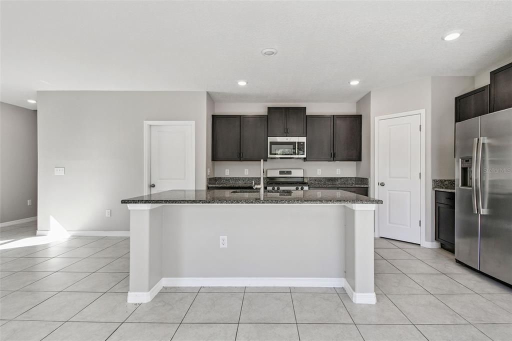 На продажу: $339,900 (4 спален, 2 ванн, 1914 Квадратных фут)